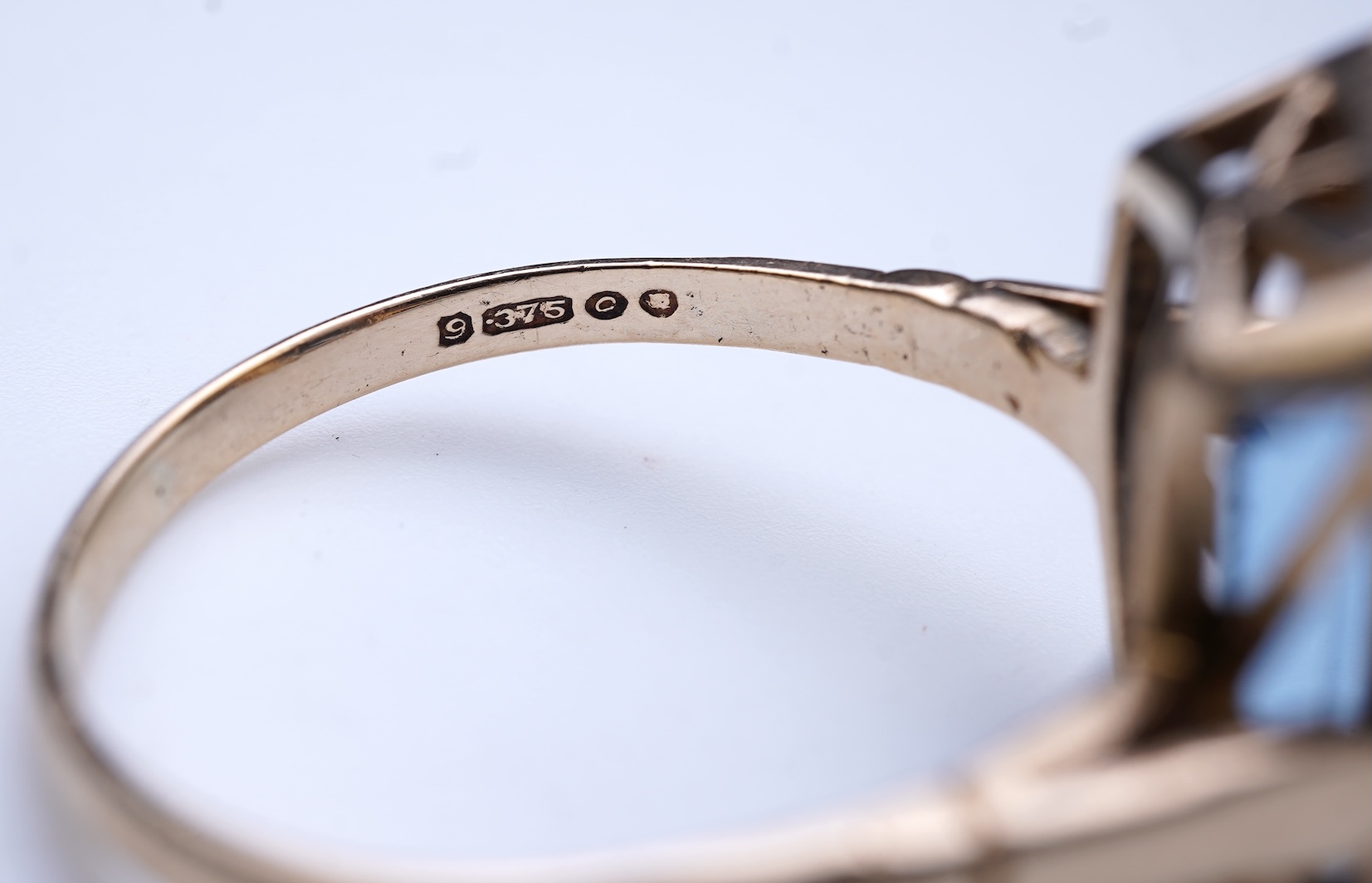 A synthetic blue spinel ring